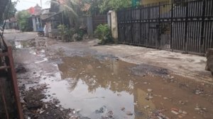 Warga Soroti Jalan Berlubang di Daerah Wates Cibitung