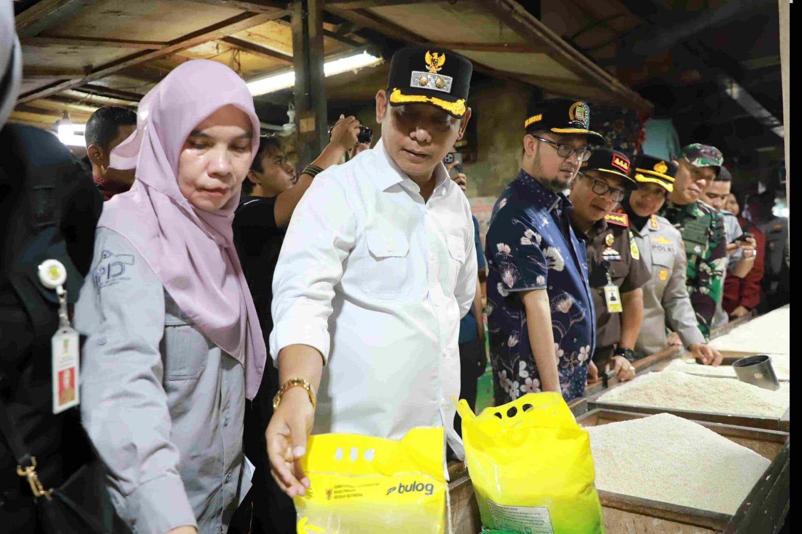 Forkopimda Bekasi Sidak Pasar Tambun, dr. Asep Pastikan Harga Sembako Tetap Terkendali Jelang Lebaran