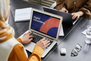 Strategi Membangun Karier Cemerlang bagi Lulusan Baru di Era Digital: Panduan Navigasi Dunia Kerja