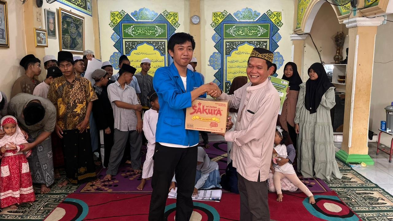 penyerahan bingkisan oleh ketua pelaksana