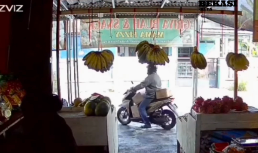 Terekam CCTV Aksi Maling Minyak Goreng Di Cibitung Resahkan Pedagang Desa Muktiwari