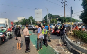 Kecelakaan Beruntun Simpang Unisma Bekasi: Truk Wing Box Rem Blong Tabrak Sejumlah Pengendara