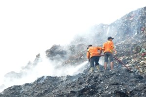Diduga Akibat Puntung Rokok Kebakaran TPA Sumur Batu Bekasi Bikin Geger