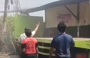 Truk Tanpa Muatan Hantam Bangunan di Jalan Raya Setu Bekasi