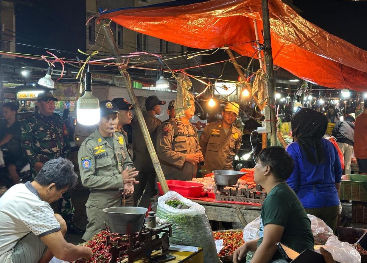 Kembalikan Fungsi Jalan, Petugas Satpol PP Sisir Pedagang Kaki Lima di Kawasan Pasar Baru Bekasi