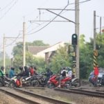 Mobil Tertabrak Kereta di Bulak Kapal Bekasi Timur: Penumpang Meninggal