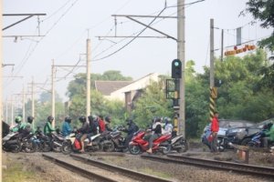 Mobil Tertabrak Kereta di Bulak Kapal Bekasi Timur: Penumpang Meninggal