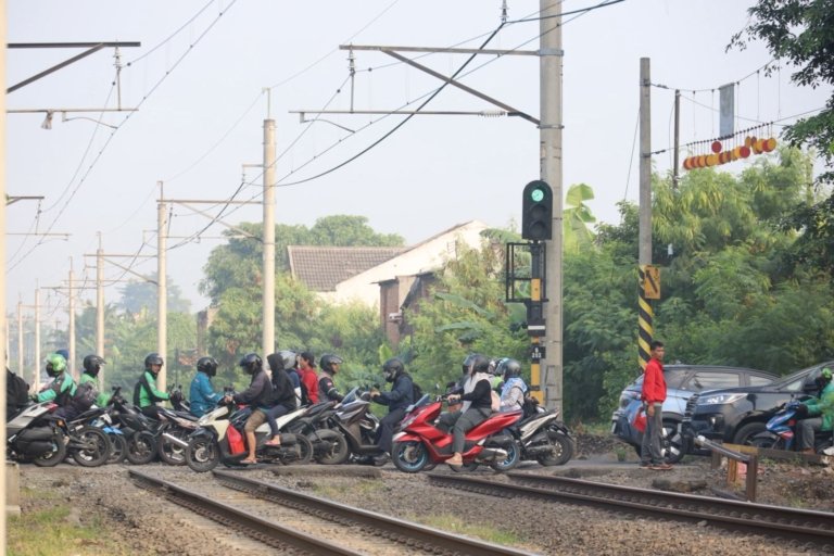 Mobil Tertabrak Kereta di Bulak Kapal Bekasi Timur: Penumpang Meninggal