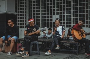 3 Lagu Santai Terbaik untuk Menemani Lembur Kerja Malam Ini