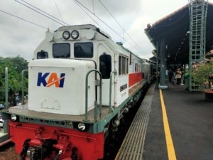 Gangguan Kereta di Bekasi: Lokomotif KA Batavia Mogok Bikin Penumpang KRL Menumpuk