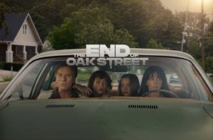 Sinopsis Film The End of Oak Street: Teror Dinosaurus Anne Hathaway