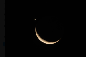 Fenomena Konjungsi Langka Bulan dan Venus Hiasi Langit Malam, Warga Terpukau