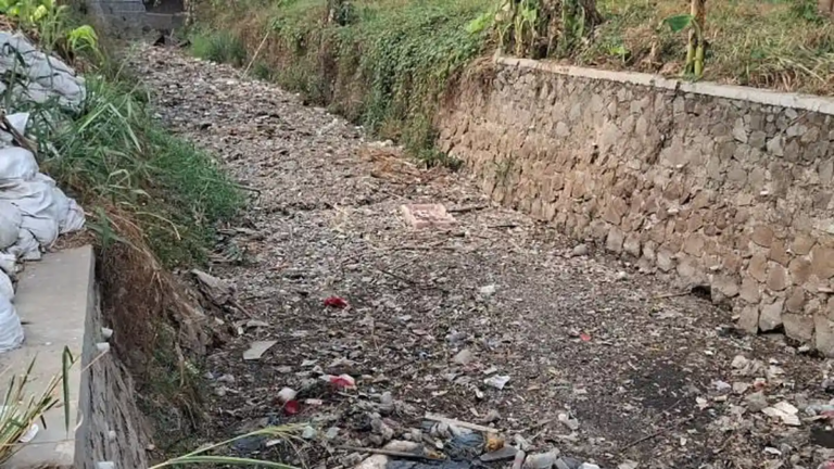 Sampah Menumpuk di Kali BTR Mustikajaya: Aliran Air Tersendat dan Bikin Kumuh