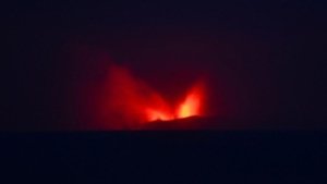 Abu Vulkanik Gunung Anak Krakatau Menyebar Hingga Bekasi, BPBD Bagikan Masker serta Imbau Warga Waspada
